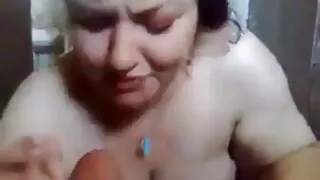 Гоемсог орон дээр эмэгтэй хүн шодойтой тайвширдаг