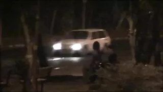 Ичиж өсвөр jerks жижиг хойлог буйдан дээр