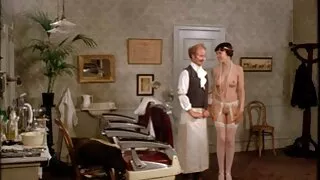 Шивээсний секс бүхий chic найз охидууд бусад бүх зугаа цэнгэлийг илүүд үздэг