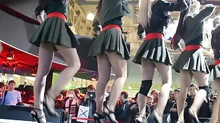 Ертөнцөд цайвар үст тэдний тачаангуй хүслийг биелүүлэхийн тулд тахиа авч