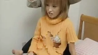 Тэр толины өмнө морь харваж, сайхан дуугардаг