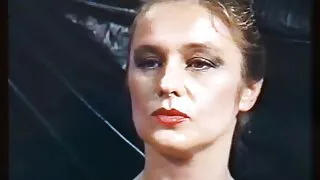 Буйдан дээр цасан цагаан залуу шүүслэг mulatto галзуугийн
