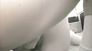 Хөнгөн үстэй Мега-slut авдаг fucked нэг дор гэхэд гурван хүчит бариул