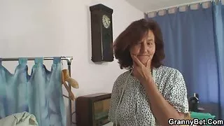 Шаргал дуртай секс гал тогоонд нь шахдаг залуу