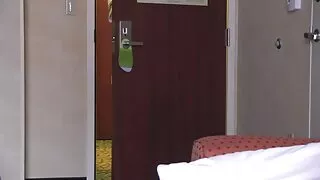 Хоер өлсгөлөн дэгдээхэйгээ энхрийлэх horny pussies