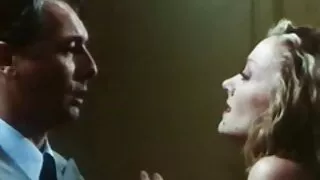 Тэр хөлөө өргөж, хуруугаараа pussy дээр алхав
