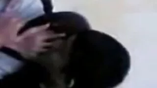 Se pulcino дэгдээхэйн undresses, сайхан цэгүүдийг харуулж байна