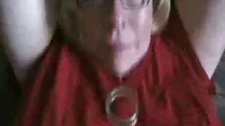 Сайхан охин зөөлөн caresses түүний pussy нь хуруу, vibrator