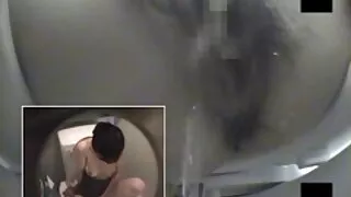 Uninhibited эрэгтэй upskirt зөндөө дамжуулан хана нь тусгай өрөөнд