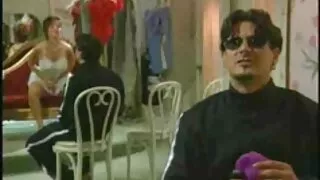 Араас нь дайрч, цухуйх нь horny шаргал pussy