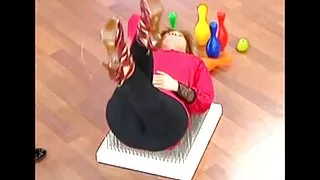 Хөөрхөн дэгдээхэйнүүд орон дээр тайвширдаг