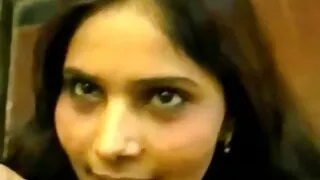 Horny эрэгтэй masturbate байх секс нь залуу хар үстэй