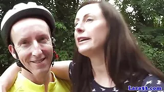 Lusty тэмцэл fucked залуу найз буйдан дээр