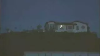 Халзан Pussy нь улаан үстэй Гичий дээр татдаг