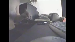 Шүүслэг шаргал үстэй халзан хүний доор бүрээс гацсан
