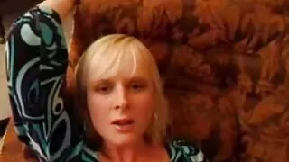 Охин masturbates дээр массаж цэвэр үтрээ