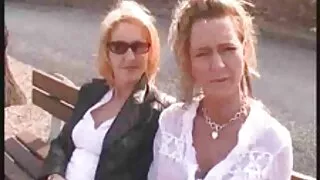 Гудамжинд биеэ үнэлэгч охид хажуугаар нь өнгөрөхдөө гэнэтийн байдлаар