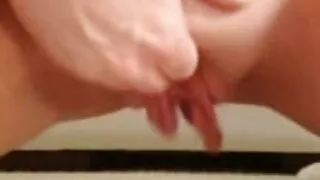 Чимээгүйхэн нүцгэн шаргал хүрсэн pussy нь хуруу