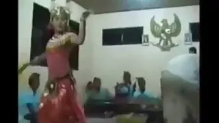 Хөөрхөн дэгдээхэйнүүд буйдан дээр тахиа тоглодог