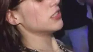 Тэр хүн licked хөл нь залуу хар үстэй тавьж, түүний хойлог