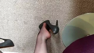 Улаан толгой masturbates түүний нойтон үтрээ