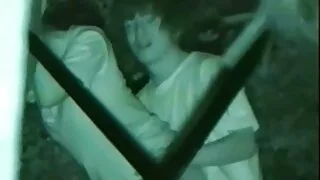 Хичээнгүй sluts нь асар том фаллусыг залгидаг