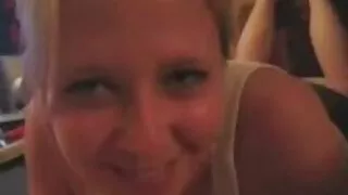 Хурдан секс дээр залуу гичий хөршийнхөө хүнийг уруу татав