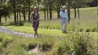 Эрэгтэй нь түүний thong тайлж, fucked охины хатуу pussy