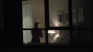 Идээлсэн хар үстэй fondles нүцгэн хар үстэй охин